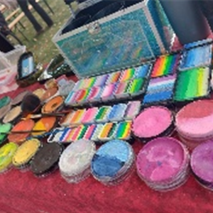 BUNTE GESICHTER ZAUBERN