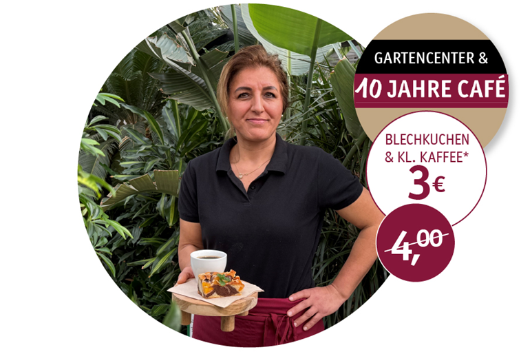 Frau mit schwarzem Poloshirt und roter Schürze hält ein Tablett mit einer Tasse Kaffee und einem Stück Kuchen umgeben mit grünen Pflanzen.