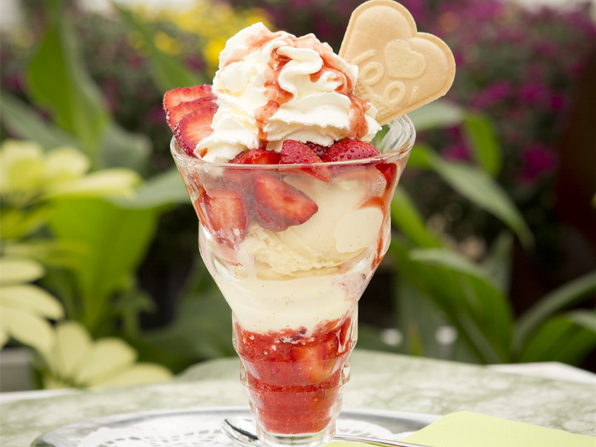 Eis_Erdbeerbecher MB.jpg